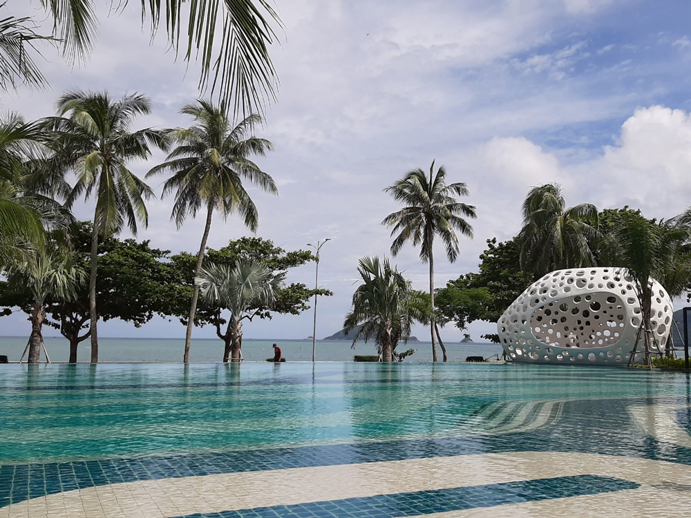 Hồ bơi của khách sạn The Secret Côn Đảo nhìn ra biển