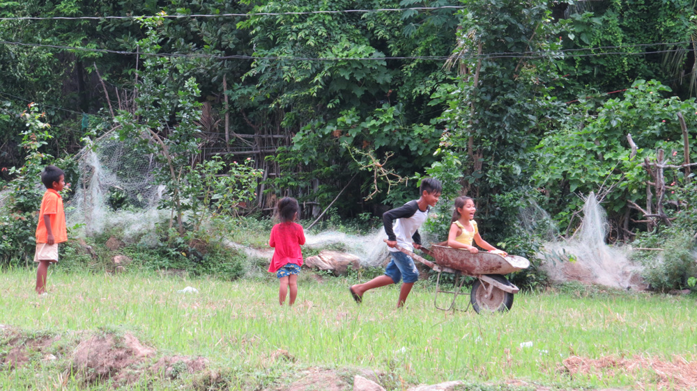 Những đứa trẻ đang chơi trong làng