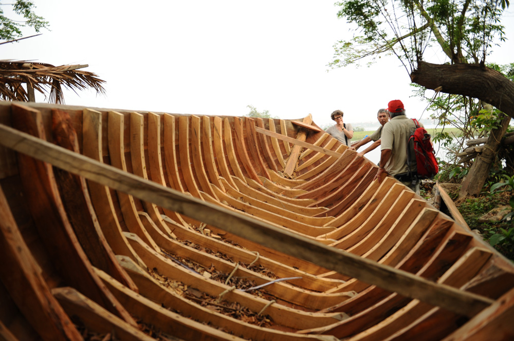 Về làng mộc Kim Bồng xem đóng thuyền