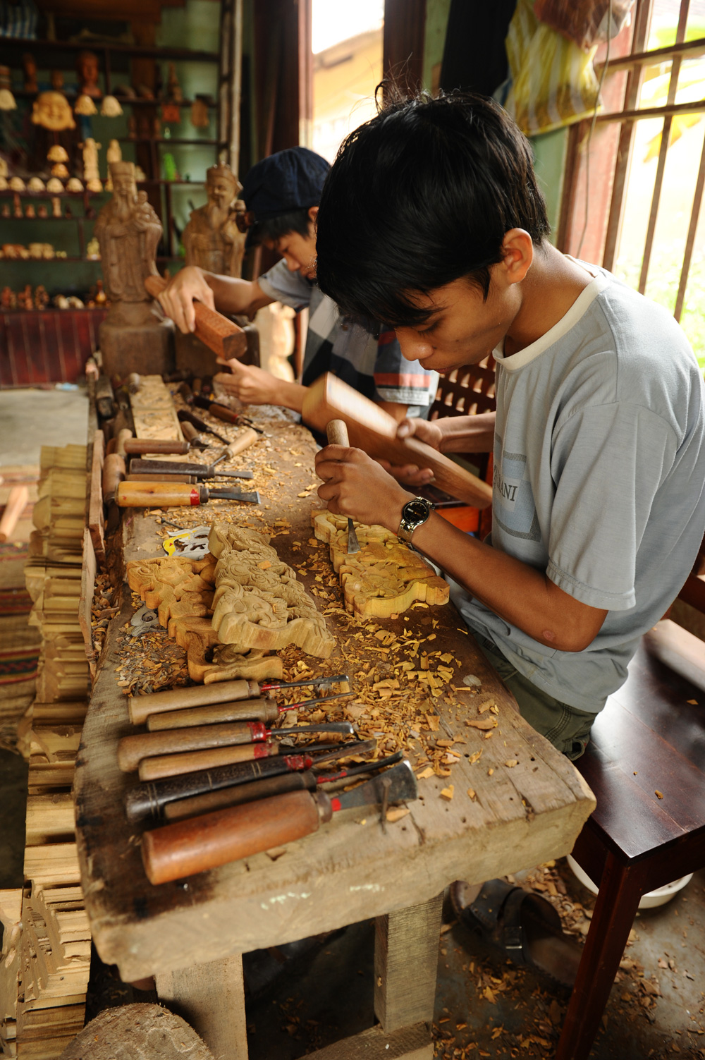 Xem những nghệ nhân trẻ của làng mộc Kim Bồng chạm trổ