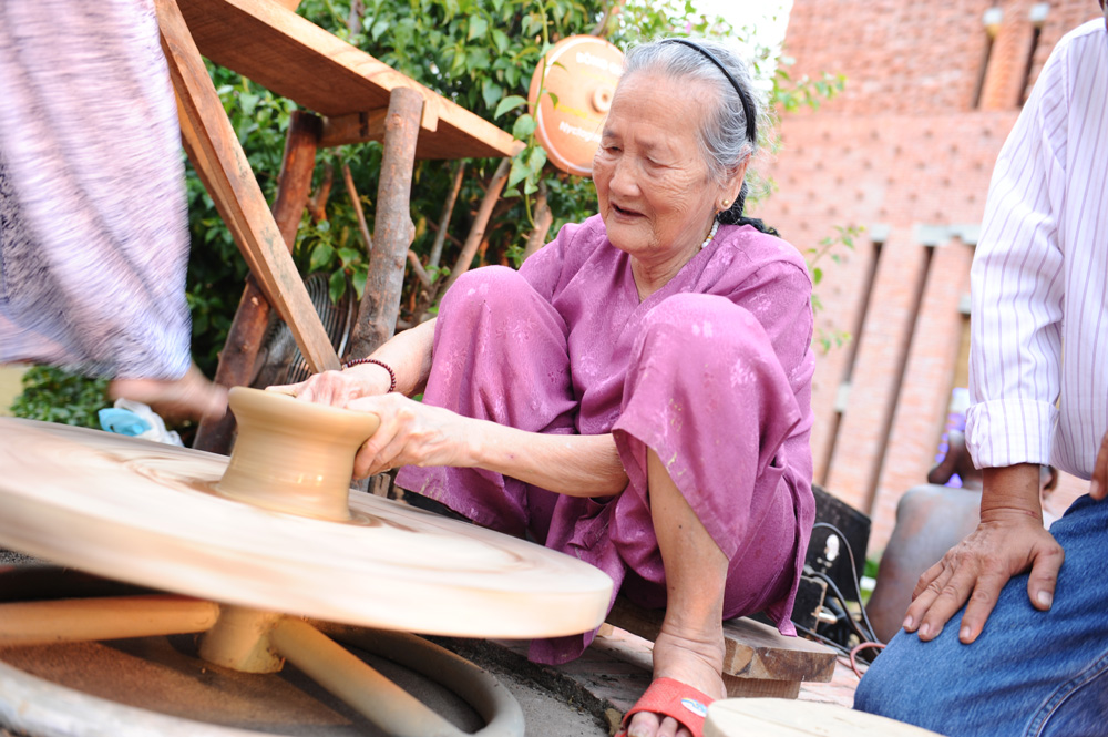 Đến làng gốm Thanh Hà xem nghệ nhân làm gốm
