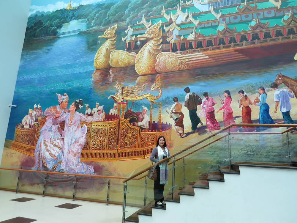 Một bức tranh tường lớn trưng bày ở Sân bay Yangon