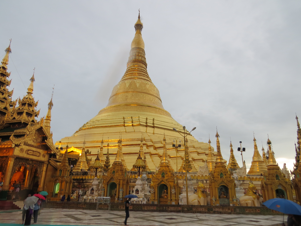 Chùa Shwedagon (Chùa Vàng) ở Yangon lúc bình minh
