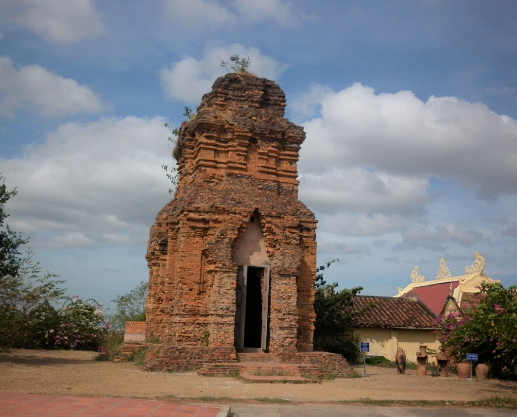 Poshanu là một trong những đền tháp Chăm cổ xưa nhất tại Việt Nam vẫn còn giữ được khá nguyên vẹn