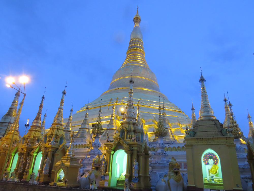 Chùa Shwedagon (Chùa vàng) lúc hoàng hôn
